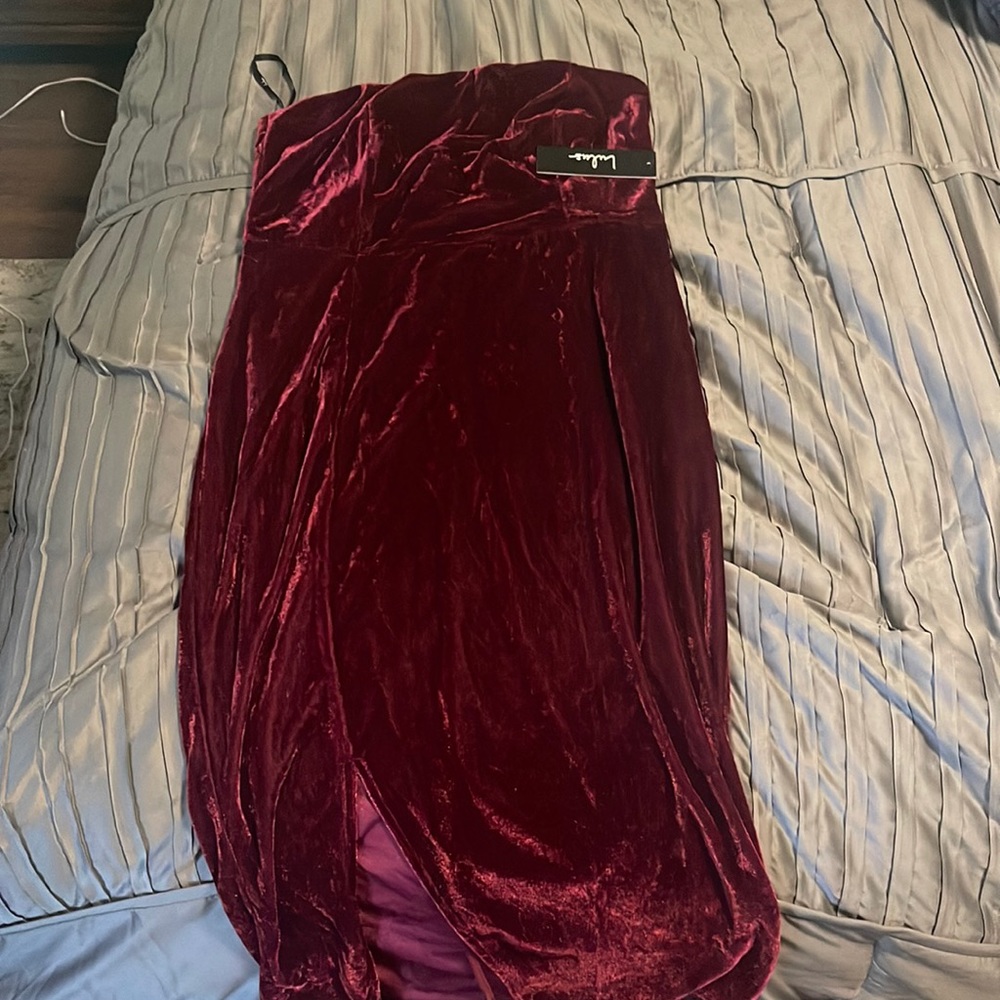 Strapless lulus velvet cocktail dress with slit. Size large, never worn
